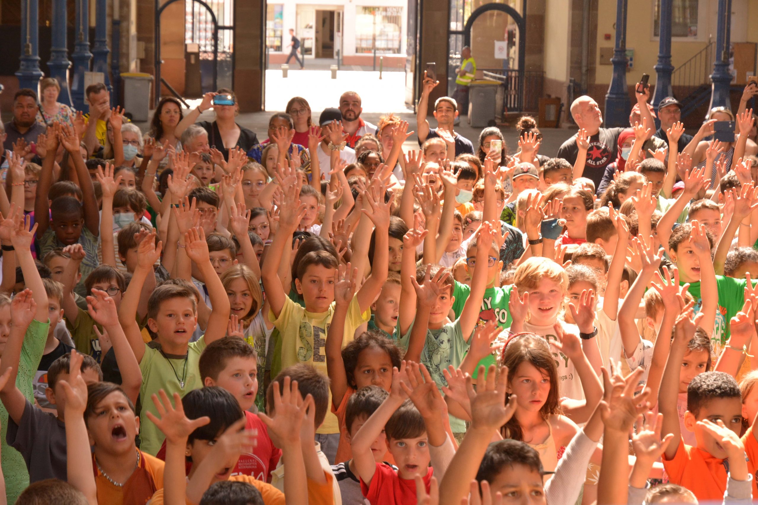 De loin en chœur…L’enquête !
