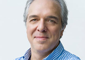 Portrait d'Alejandro Meerapfel, qui a été victime d'un malaise en plein concert,